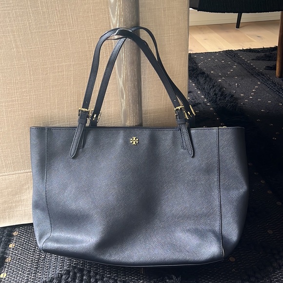Tory Burch Emerson tote in navy - Picture 4 of 6